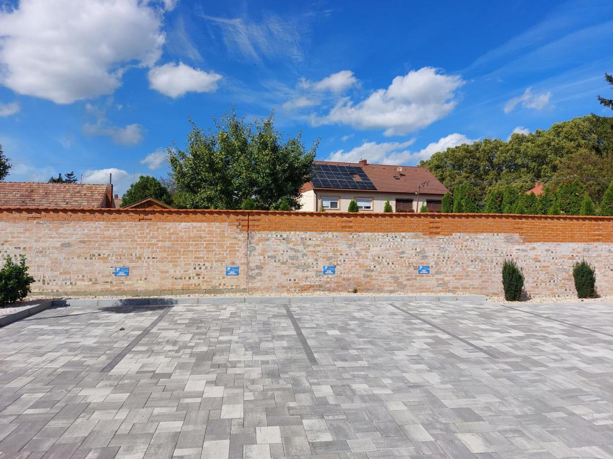 Linden Apartman 107 Glamour (Adults Only) Mosonmagyaróvár Zewnętrze zdjęcie